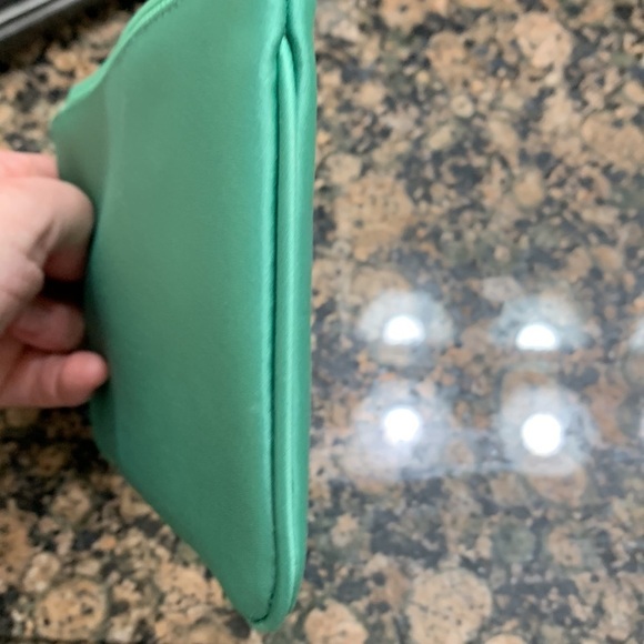 NWOT La Mer zippered cosmetic/skincare pouch - Picture 3 of 5